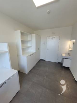 <p><span>Comfortkamers</span></p><p><span>Wij beschikken in totaal over 74 kamers, verdeeld over verschillende types om aan uiteenlopende behoeften te voldoen. Het aanbod bestaat uit 15 standaardkamers (SWO), 52 comfortkamers en 7 comfort+ kamers, verdeeld over vier verdiepingen. Elke verdieping is voorzien van twee keukens, ongeveer drie douches en vier toiletten, zodat bewoners steeds over voldoende faciliteiten beschikken.</span></p><p><span> </span></p><p><span>De comfortkamers hebben een oppervlakte tussen 13 m² en 15 m² en zijn op dezelfde hoogwaardige wijze afgewerkt als de standaardkamers. Ze worden aangeboden met:</span></p><p><span>De kamers bieden een praktische en aangename woonomgeving, ideaal voor studenten die op zoek zijn naar een functionele en goed uitgeruste ruimte.</span></p><p><span> </span></p><p><span>Bij interesse kunt u contact met ons opnemen via telefoonnummer 016/15.31.08 of per e-mail via student@immolivit.be.</span></p><p><span> </span></p>