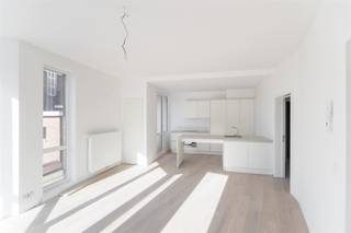 Vous cherchez un nouveau chez-vous ? Vous souhaitez un logement flambant neuf et vous n’êtes pas contre un peu de luxe ? Alors cet appartement, situé dans ce projet de rénovation, est peut-être fait pour vous. Achevé en mars 2022, il a été entièrement démoli puis reconstruit. Nouvelle cuisine, salle de bains élégante, petite terrasse, il suffit de franchir le seuil pour entrer chez Delhaize, et le tram en direction d'Anvers se trouve à quelques mètres à peine. Que demander de plus ? * Économe en énergie (PEP avant rénovation) * Magnifique cuisine avec îlot* Parquet* Charges communes peu élevées (25 euros) . L'appartement est situé à la limite de Schoten et Merksem, dans une rue calme. Les grandes fenêtres laissent entrer beaucoup de lumière. Entrée avec toilettes invités, local technique, salon avec parquet et cuisine ouverte. La cuisine est équipée de tous les appareils électroménagers. Chambre avec salle de bains attenante. Cave incluse. Loyer : 850,00 euros, consommations facturées selon vos propres compteurs. Seule l'électricité du couloir est partagée entre les 4 logements. Cet appartement lumineux vous intéresse ? Veuillez remplir le formulaire sur notre site web :https://www.sinjoor.be, en bas de la page consacrée à l'appartement.