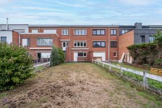 <p>Interesse in dit pand? Neem voor bijkomende informatie of het maken van een afspraak rechtstreeks contact op met Julie Meyers via <strong>+32 472 36 86 54</strong> of <strong>julie.meyers@copandi.be</strong>.</p><p></p><p>Deze bel-etagewoning is gelegen in de woonwijk Zevenbergen en biedt dankzij de praktische indeling en aangename tuin heel wat mogelijkheden. De woning is te moderniseren, maar vormt een interessante basis voor wie op zoek is naar een woning die volledig naar eigen smaak en wensen kan worden ingericht.</p><p> </p><p>Via de inkomhal met vestiaire komen we de woning binnen. Van hieruit is er toegang tot de garage en de technische ruimte. De garage staat bovendien rechtstreeks in verbinding met de tuin.</p><p> </p><p>Via de trap bereiken we de eerste verdieping, waar de lichtrijke leefruimte ons verwelkomt. De aangename lichtinval zorgt hier voor een fijne leefomgeving. De keuken bevindt zich aansluitend en is uitgerust met een spoelbak, kookvuur met dampkap, oven en koelkast. Vanuit de keuken kan je via een trap rechtstreeks naar de tuin. Op deze verdieping is er eveneens een afzonderlijk toilet.</p><p> </p><p>De tweede verdieping vormt het slaapgedeelte van de woning en biedt plaats aan drie slaapkamers. De badkamer is voorzien van een combinatie bad en douche en een lavabo.</p><p> </p><p>De woning is te moderniseren en biedt hierdoor de mogelijkheid om ze verder aan te passen en naar eigen smaak in te richten. Met haar drie slaapkamers, lichtrijke leefruimte, garage, technische ruimte en tuin, beschikt ze over een praktische basis en verschillende mogelijkheden.</p><p> </p><p>Renovatieverplichting is van toepassing.</p><p> </p><p>✅ Woonwijk met aangename woonomgeving</p><p>✅ Lichtrijke leefruimte</p><p>✅ 3 slaapkamers</p><p>✅ Praktische bel-etage- indeling</p><p>✅ Mogelijkheid om volledig naar eigen smaak te moderniseren </p>