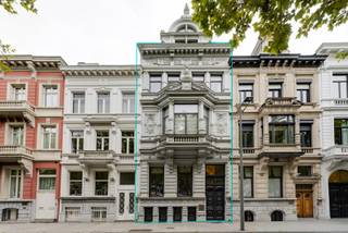 <strong>Majestueuze herenwoning met tuin en wellness in hartje Zuid</strong><br /><br />Aan de prestigieuze Amerikalei schittert deze 19e-eeuwse herenwoning, waar historische grandeur en moderne luxe in perfecte harmonie samenkomen. Met een perceel van ca. 333 m² en een woonoppervlakte van ca. 543 m² biedt dit pand vijf verdiepingen vol elegantie en comfort.<br /><br />Achter de statige gevel betreed je een marmeren inkomhal die onmiddellijk de toon zet: elegantie, historie en verfijning. De royale leefruimte baadt in het licht en vloeit harmonieus over in de eetkamer, waar authentieke eer doen aan de rijke geschiedenis van het pand. Aan de achterzijde wacht de leefkeuken met authentieke lichtkoepel, uitgerust met Gaggenau-toestellen en directe toegang tot het terras en de zuidgerichte tuin; een oase van rust midden in de stad.<br /><br />In het souterrain bevindt zich een exclusieve wellness met verwarmd binnenzwembad, sauna en relaxruimte, aangevuld met wijnkelder, wasplaats en een multifunctionele kamer. De verdiepingen erboven huisvesten een master suite met uitzicht op de Leien, slaapkamers met eigen badkamers en dressings, en een elegante bureauruimte met zicht op de tuin. De bovenste verdieping verrast met een royale ontspanningsruimte en panoramisch zicht op het Museum voor Schone Kunsten.<br /><br />Een uitzonderlijk aanbod waar authenticiteit en hedendaags wooncomfort samensmelten. <br />Optioneel is een overdekte autostaanplaats op wandelafstand beschikbaar (€35.000).<br /><br />Ontdek deze unieke kans met LISTED en bel +32 3 283 51 51.