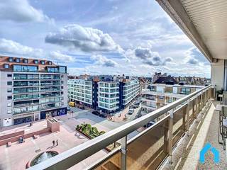 Dit uniek, lichtrijk appartement beschikt over een ruime woonkamer met open keuken, een badkamer en een douchekamer. Ook beschikt het appartement...