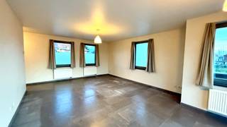 Dit stijlvolle duplex appartement bevindt zich op de eerste en tweede verdieping biedt alles wat u nodig heeft!De eerste verdieping omvat een...