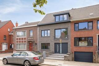 INDELING: <br /><br />Gelijkvloers:<br />- Statige en ruime inkomhal<br />- Leefruimte met zicht op de tuin<br />- Aparte keuken<br />- Grote garage en oprit<br />- Gezellige stadstuin met vernieuwd terras<br /><br />Eerste verdieping:<br />- 3 slaapkamers<br />- Badkamer met lavabomeubel, ligbad en toilet<br />- Aparte bergruimte<br /><br />Daarnaast zijn ook nog een kelder en zolder (te bereiken via zolderluik) aanwezig. <br /><br />Troeven:<br />- Gelegen op een toplocatie in Kortrijk<br />- Karaktervolle woning met authentieke elementen<br />- EPC D (geen renovatieplicht!)<br />- Aanwezigheid oprit en garage <br />- Mogelijkheid tot het voorzien van een vaste trap naar zolder<br /><br />Bezoeken aan deze eigendom vinden plaats op zaterdag 3/10 of maandag 5/10. Een bod kan worden uitgebracht tegen woensdag 7/10 - 12u00.<br />Contacteer Sarah Hanson (0493 25 46 80) voor meer info.<br /><br /><br />De eigendom wordt aangeboden via de Pre-sale formule. Van 03/10/2026 om 13:00 tot 07/10/2026 om 12:00 kan u het huis op afspraak komen bezichtigen en een bod uitbrengen. De vermelde prijs is een instelprijs. Voor meer info, gelieve contact op te nemen met de dossierverantwoordelijke.<br /><br />Bestuursmaatregelen in het maatregelenregister: nee<br /><br />Deze AI-visualisaties zijn bedoeld als inspiratie. Er werd geen rekening gehouden met technische specificaties, stedenbouwkundige voorschriften of de concrete mogelijkheden tot realisatie.