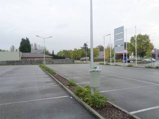 Bent u op zoek naar een ruime commerciële locatie met een uitstekende visibiliteit? Dit handelspand van 649 m² is gelegen op een drukbezocht retailpark in Lanaken, waar sterke retailers zoals ZEB, Dampshop en andere gevestigde handelszaken zorgen voor een constante bezoekersstroom. Het retailpark beschikt bovendien over ruime parkeergelegenheid en geniet een vlotte bereikbaarheid, vlakbij de Nederlandse grens. <strong>Troeven: </strong>Handelsruimte van 649 m². Gelegen op een drukbezocht retailpark. Sterke commerciële buren. Uitstekende zichtbaarheid en bereikbaarheid. Ruime parkeermogelijkheden voor klanten. Onmiddellijk beschikbaar. <strong>Financiële informatie: </strong>Huurprijs: € 5.400 per maand. Onroerende voorheffing: ten laste van de huurder<br />Interesse in deze commerciële opportuniteit? Neem gerust contact met ons op voor meer informatie of een bezichtiging
