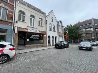 <strong>Leuk handelspand met ruime woonst in het centrum te koop</strong><br /><br />Opzoek naar een pand waar je wonen en werken kan combineren dan is dit een unieke kans, ruime pand met veel lichtinval.<br /><br /><strong>Indeling:</strong><br />handelsruimte, aparte wc's, professionele keuken<br />1ste verdiep: 2 zeer ruime slaapkamers, keuken, leefruimte, badkamer<br />2de verdiep: 2 ruime slaapkamers<br />kelder<br /><br /><strong>troeven:</strong>
<ul><li>perfecte ligging</li><li>veel parkeer mogelijkheden</li><li>tal van handels mogelijkheden (café, restaurant, ...)</li><li>volledig gerenoveerd 6 jaar geleden</li></ul>