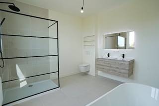 Deze ruime woning heeft alles in huis voor een comfortabel gezinsleven. Bij het binnenkomen valt meteen de aangename lichtinval op samen met de...