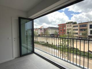 Dit nieuwbouwappartement van ca 65 m² is gelegen in residentie “Groene Poort” met prachtig aangelegde binnentuin aan het Vetten Osplein te Antwerpen. Er zijn twee identieke appartementen beschikbaar te huur, waarvan één gelegen op de eerste verdieping en één op de tweede verdieping. Dankzij de centrale ligging geniet je van een vlotte bereikbaarheid en bevinden winkels, openbaar vervoer en dagelijkse voorzieningen zich in de nabije omgeving. <br /><br />Via de inkomhal met ingebouwde vestiairekast bereikt u de lichtrijke leefruimte met grote ramen in cascade en een open gevoel naar buiten toe. De open, volledig geïnstalleerde keuken sluit mooi aan op de leefruimte en werd afgewerkt met kwalitatieve materialen.<br /><br />Verder omvat elk appartement één slaapkamer met een geïntegreerde dressingkast en een moderne badkamer voorzien van lavabo en inloopdouche. Daarnaast is er een praktische berging met aansluiting voor een wasmachine en een apart toilet.<br /><br />De appartementen zijn uitgerust met energiezuinige vloerverwarming aangestuurd via een warmtepomp.<br />Bovendien beschikt elk appartement over een privatieve kelderberging.<br /><br />Gemeenschappelijke lasten: 120 Euro per maand. <br />Alle nutsvoorzieningen (warmtenet, elektriciteit en water) zijn privé op te nemen door de huurder.<br /><br />Onmiddellijk beschikbaar.<br />EPB nieuwbouw.