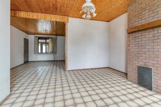 <h2><span>Altijd al gedroomd van een karaktervolle hoeve die u volledig naar eigen smaak kunt renoveren?</span></h2>
<p><span>Deze authentieke woning uit 1910, gelegen op een mooi perceel van maar liefst </span><strong><span>740 m²</span></strong><span>, barst van het potentieel. Rond 2008 onderging de woning reeds een kleine renovatie, maar vandaag biedt ze vooral een unieke kans voor wie op zoek is naar een pand met karakter én mogelijkheden.</span></p>
<p><span>De charmante gevel verraadt meteen de authentieke ziel van de woning. Binnen vormt de compacte, gezellige woonkamer samen met de eetkamer een knusse leefruimte. De aangrenzende keuken biedt voldoende plaats en kijkt uit op de tuin.</span></p>
<p><span>Via de trap bereikt u de eerste verdieping, waar zich een </span><strong><span>ruime (80m²) polyvalente zolderruimte</span></strong><span> bevindt. <br />Een interessante oppervlakte die, mits de nodige aanpassingen en vergunningen, tal van mogelijkheden biedt.</span></p>
<p><span>Wat u op het eerste gezicht misschien niet ziet, maar ongetwijfeld zult waarderen, is de </span><strong><span>achtertoegang via de achtergelegen straat</span></strong><span>. Dit creëert interessante mogelijkheden voor bijvoorbeeld een carport, extra parkeerplaats of een praktische toegang tot de tuin.</span></p>
<p><span>Het perceel is bovendien zuid-</span>westelijk georiënteerd<span>, waardoor u hier op zonnige namiddagen en avonden volop van het buitenleven kunt genieten.</span></p>
<p><span>Ook de ligging is bijzonder interessant. </span><strong><span>Scholen, winkels, restaurants en openbaar vervoer bevinden zich op minder dan 300 meter</span></strong><span>, terwijl de snelwegen op slechts circa 4 kilometer liggen. Zo combineert u een landelijke woonomgeving met een vlotte verbinding naar de omliggende dorpen en belangrijke invalswegen.</span></p>
<p><span>Kortom: een bijzondere opportuniteit voor wie op zoek is naar </span><strong><span>authenticiteit, ruimte en renovatiepotentieel</span></strong><span>. Met de juiste visie, wat liefde en een persoonlijke toets kan deze karaktervolle woning uitgroeien tot een prachtige thuis voor de toekomst.</span></p>
<p><strong><span>Extra troeven:</span></strong></p>
<ul>
<li><span>Elektrische installatie conform</span></li>
<li><span>Perceel van 740 m²</span></li>
<li><span>Achtertoegang via achtergelegen straat</span></li>
<li><span>KI van slechts € 294!</span></li>
</ul>