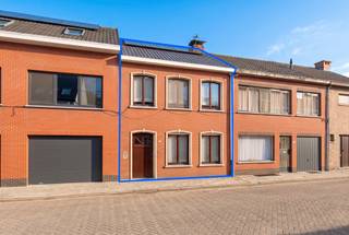 <strong><span>Instapklare, ruime woning met 3 slaapkamers en een diepe tuin.<br /></span></strong><strong><span>De woning onderging in de loop der jaren diverse renovaties waarbij aandacht werd besteed aan hedendaags wooncomfort, kwaliteit en energiezuinigheid mede door de plaatsing van zonnepanelen.<br /></span></strong><strong><span>De Generaal van der Meerschstraat heeft een praktische ligging: rustig wonen met alle voorzieningen binnen handbereik. <br />Parkeren is voorhet huis mogelijk is met een bewonerskaart, optioneel is er een garage aan de overkant te huur.<br />Winkels, scholen en openbaar vervoer liggen op wandel- en fietsafstand.<br /><br /></span></strong><span><span>Gelijkvloerse verdieping</span>: <br /></span><span>Via de inkomhal met trapopgang bereikt u de ruime woonkamer voorzien van een parketvloer en gashaard. Er is ook een fijne bureau/speelhoek.<br />De ruime keuken heeft plaats voor een tafel en is voorzien van veel kasttruimte en diverse inbouwapparatuur.<br />Achter de keuken is er een gastentoilet en een praktische bijkeuken/wasplaats.<br /></span><span><br /><span>Eerste verdieping</span>: <br /></span><span>Op de eerste verdieping bevinden zich drie ruime slaapkamers. Daarnaast is er een badkamer ingericht met toilet, wastafelmeubel en een comfortabele inloopdouche.<br /><span><br />Zolderverdieping:</span> <br /></span><span>De ruime geisoleerde zolder is te bereiken via een vlizo trap.<br /><br /><span>Buitengebeuren:</span> <br /></span><span>Achteraan de woning bevindt zich een gezellige diepe zonnige tuin met een tuinberging.<br />Het terras is voorzien van een zonneluifel en er is onderhoudsvrij kunstgras.<br />Parkeren kan aan de straat met een bewonerskaart. <br /><br /><span>Bijzonderheden:</span> <br />- Instapklare, energiezuinige woning met zonnepanelen.<br />- De woning is in de loop der jaren gemoderniseerd.<br />- Optioneel is er garage te huur aan de overkant van de straat.<br /><br /></span>