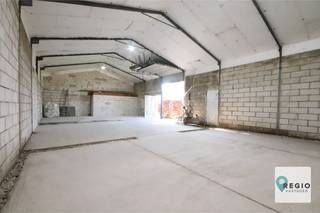 Bent u op zoek naar extra opslagruimte in de regio tussen Deinze en Aalter?In Nevele vindt u deze opslagruimte van 155m², uitgerust met...