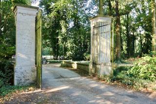 Een bijzondere woonbeleving in het groen, waar karakter, rust en ruimte elkaar ontmoeten.
In een uitzonderlijke en idyllische omgeving, midden in een prachtig kasteelpark aan de rand van Lembeke, bevindt zich deze karaktervolle woning. Een zeldzame plek waar de charme van het historische landschap wordt gecombineerd met de vrijheid van landelijk wonen.
Omgeven door groen en rust geniet u hier van een unieke woonomgeving terwijl het dorpscentrum van Lembeke vlakbij gelegen is.
Een bijzondere meerwaarde vormt het atelier / de multifunctionele ruimte, rechtstreeks aansluitend aan de woning. Deze veelzijdige ruimte leent zich uitstekend als stijlvolle werkplek, atelier, creatieve studio of hobbyruimte. Daarnaast beschikt de woning over een garage, wat het geheel nog praktischer maakt.
De indeling is als volgt: een leefruimte met keuken, 2 slaapkamers, een badkamer, een kelder, een zolder en een tuin. Palend aan de woning heeft u een atelier/ multifunctionele ruimte.
De woning beschikt over een garage.
Wonen met een bijzondere levensstijl
Voor bewoners die zich aangesproken voelen door natuur, duurzaamheid en een bewuste levensstijl bestaat bovendien de mogelijkheid om deel te nemen aan een permacultuurproject, georganiseerd door de verhuurder.
Dit maakt de woning meer dan een comfortabele verblijfplaats: het is een plek waar wonen, natuur, creativiteit en verbinding op een bijzondere manier samenkomen.
Een zeldzame kans
Deze woning is bestemd voor wie op zoek is naar iets anders dan het klassieke huurconcept: een karaktervolle woning op een uitzonderlijke locatie, ingebed in een groene en inspirerende omgeving.
Een exclusieve woonplek voor wie waarde hecht aan rust, authenticiteit en een unieke levensomgeving.
Wenst u een bezoek aan deze uniek gelegen woning? Maak uw afspraak via www.vastgoeduniucm.be of mail naar verhuur@vastgoedunicum.be.