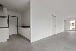 Als je op zoek bent naar een nagelnieuw zeer energiezuinig appartement in Beerse, 2 slaapkamers,keuken, badkamer, afzonderlijk toilet, lift, garage, extra opslagruimte en een gemeenschappelijke inpandige fietsenstalling is dit het ideale appartement!<br />Met een eigen pakket zonnepanelen zal de energiefactuur van dit appartement zeer laag zijn. Tevens is dit appartement voorzien van vloerwerwarming en bijgevolg een E label van minder dan 30.<br />De nabijheid van het centrum, het park en het openbaar vervoer recht over de deur maakt deze de locatie erg praktisch voor dagelijkse activiteiten en het pendelen. Het feit dat er lokale industrie in de buurt is, is een pluspunt voor werkgelegenheid of zakelijke kansen.<br />Appartement is volledig geschilderd en klaar om in te trekken! 100% klaar voor directe bewoning.