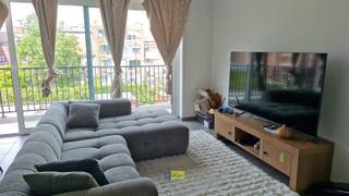 <p><span>NIEUWBOUW 1 SLAAPKAMER APPARTEMENT, LEUKE LOCATIE.</span></p><p><span>AUTOSTAANPLAATS MET BERGING VERPLICHT.</span></p><p><span> </span></p><p><span>Dit appartement van 60m² op de derde verdieping werd 4 jaar geleden opgeleverd.</span></p><p><span>We komen het betegeld appartement binnen langs een overdekte passerelle aan de straatzijde. De leefruimte bevindt zich achteraan, leuk zicht op een ruime aangelegde tuin vanop het terras van 6m²!</span></p><p><span>De betegelde, open keuken is voorzien van ingemaakte kasten met oven, vuur met dampkap, ijskast, diepvries en spoelbak.</span></p><p><span>Er is één slaapkamer vooraan van 13,5m². De betegelde badkamer met douche heeft nog een lavabomeubel met kast en aansluiting voor wasmachine.</span></p><p><span>Op de gang is er tevens nog een apart toilet en een kleine technische ruimte.</span></p><p><span> </span></p><p><span>Toplocatie op 5 min. stappen van het centraal station, tram en bus, opera, Elisabethzaal, zoo en Keyserlei. </span><span>Edoch rust en stilte...</span></p><p><span> </span></p><p><span>- gezamenlijke afvalberging</span></p><p><span>- gezamenlijke fietsenberging</span></p><p><span>- gemeenschappelijke tuin</span></p><p><span>- geen gemeenschappelijke kosten</span></p><p><span>- huren van een autostaanplaats mét berging aan € 110/maand is verplicht</span></p><p><span> </span></p>