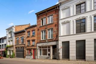 Ontdek dit veelzijdige vastgoed met tal van mogelijkheden.<br />Dit pand bestaat uit twee afzonderlijke delen. Het voorste gedeelte biedt een opportuniteit voor het inrichten van een kleine handelszaak, kantoor of horecaruimte. Dankzij de zichtbare en centrale ligging vormt dit de perfecte plek om een eigen zaak op te starten. Achteraan bevindt zich een stockageruimte/conciërgewoning, die naar eigen smaak en wensen kan worden ingericht. Dit gedeelte dient volledig gerenoveerd te worden. De ligging is een absolute troef: vlakbij de markt van Diest, met winkels, horeca op wandelafstand. Kortom, een pand met mogelijkheden voor wie visie heeft en deze unieke kans wil benutten!