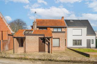 <p>Deze ruime gezinswoning geniet van een uitstekende ligging tussen het centrum van Beerse en Den Hout, op wandel- en fietsafstand van scholen, winkels en andere voorzieningen.</p>
<p>De woning werd gerenoveerd in 1986 en biedt een praktische indeling. Op het gelijkvloers kom je binnen via de inkomhal met gastentoilet. Verder vind je een aparte bureauruimte, ideaal voor thuiswerk of praktijk aan huis, een lichtrijke woonkamer, een eetplaats, een functionele keuken en een badkamer met ligbad.</p>
<p>Op de eerste verdieping bevinden zich drie ruime slaapkamers, perfect voor een gezin. Daarnaast is er nog een extra berging en een tweede badkamer met douche. Via de zoldertrap bereik je bovendien de bergzolder, handig voor extra opslagruimte.</p>
<p>Achteraan het perceel bevindt zich een grote garage die tal van mogelijkheden biedt: ideaal als hobbyruimte, werkatelier of bijkomende opslag. Wie droomt van een ruime tuin, kan, mits het verwijderen van de garage, een mooie en zonnige buitenruimte creëren.</p>