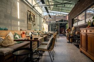 <p><span>Opbrengsteigendom in hartje Mechelen bestaande uit:</span></p><p><span> </span></p><p><span>- Handel gelijkvloers (restaurant met tuinterras + half-open overdekt terras)</span></p><p><span>- Handel gelijkvloers (kantoor) </span></p><p><span>- 1 appartement op de 1</span><span><sup>e</sup></span><span> verdieping</span></p><p><span>- 1 duplex appartement </span></p><p><span>- Achterliggend gebouw (stockage + garage)</span></p><p><span>Totaal gerenoveerd pand bestaande uit 2 commerciële ruimtes op het gelijkvloers, waarvan het horeca gedeelte is uitgebreid met een pergola + terras. Op de 1</span><span><sup>e</sup></span><span> verdieping is een appartement op 1,5 niveau en op de 2</span><span><sup>e</sup></span><span> verdieping is een groot duplex appartement met inpandig terras (borstwering wordt nog geplaatst). Via de Zakstraat is het achterste bijgebouw bereikbaar, dienstig als ruime berging met koelcel + grote stockruimte + garage (1 wagen) .</span></p><p><span>De appartementen zijn bereikbaar via een aparte ingang met een huislift.</span></p><p><span> </span></p>