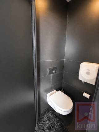Op een uitstekende locatie in het centrum van Herentals, vlak bij het station, biedt KRIAN dit charmante 1-slaapkamer dakappartement aan.<br />Het appartement is gelegen op de derde verdieping, een aangename leefruimte met keuken, afzonderlijke slaapkamer, badkamer en vooral een prachtig ruim terras dat een echte meerwaarde vormt. Daarnaast behoort een privatieve kelderberging tot het geheel. Het gebouw dateert van 2009.<br /><br />Een belangrijke extra troef: de verkoopprijs omvat de aanwezige roerende goederen en het meubilair. Hierdoor is het appartement onmiddellijk instapklaar en bijzonder geschikt voor starters, jonge koppels, alleenstaanden of als investering voor gemeubelde verhuur.<br /><br />Ook energetisch scoort het appartement goed met EPC-label B en een energiescore van 193 kWh/m² per jaar. De elektrische installatie is conform.<br />De ligging is bijzonder sterk: het station bevindt zich op ca. 50 meter, terwijl winkels, horeca en andere voorzieningen vlot bereikbaar zijn. De locatie behaalt een uitstekende Mobiscore van 8,8/10. Parkeren kan voor de deur en er bestaat tevens mogelijkheid tot langetermijnhuur van een beveiligde parking aan het station.<br /><br />Troeven<br />1 slaapkamer<br />Lift aanwezig in het gebouw<br />prachtig ruim terras (±20m²!)<br />meubilair inbegrepen in de prijs<br />EPC-label B<br />elektrische installatie conform<br />privatieve kelderberging<br />station op ca. 50 meter<br />Mobiscore 8,8/10<br />ideaal voor eigen bewoning of gemeubelde verhuur<br />Een instapklaar appartement met sterke ligging, ruime buitenruimte en interessant verhuurpotentieel!<br /><br />Vastgoedinfo<br />EPC: label B – 193 kWh/m² per jaar – certificaatnummer 20260709-0003913491-RES-1.<br />Stedenbouw: stedenbouwkundige vergunningen uitgereikt; gelegen in woongebied; geen verkavelingsvergunning van toepassing; geen stedenbouwkundige overtreding gekend volgens de aangeleverde vastgoedinlichtingen.<br />Voorkooprecht: geen Vlaams voorkooprecht van toepassing.<br />Watertoets: P-score D – G-score D; niet gelegen in signaalgebied, afgebakende oeverzone of afgebakend overstromingsgebied en niet gelegen in een risicozone voor overstromingen.<br />Bodem: de grond is opgenomen in het grondeninformatieregister en betreft een risicogrond; volgens het Bodemdecreet moeten geen verdere maatregelen worden uitgevoerd.<br />Handhaving: geen maatregelen gevonden in het Vlaams Handhavingsplatform volgens de beschikbare opvraging.<br />Erfgoed: het onroerend goed is niet beschermd en niet opgenomen in een vastgestelde inventaris van onroerend erfgoed.