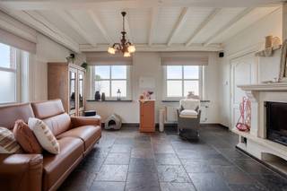 Op een ruim perceel van 2.772 m² bevindt zich deze perfect onderhouden en kwalitatief afgewerkte woning, uiterst rustig gelegen in de...