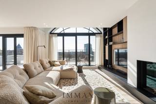 Geniet van panoramische vergezichten in deze royale, lichtrijke penthouse van ca. 155 m² in nieuwbouwresidentie 'Crown',vlak bij de zee, en de...