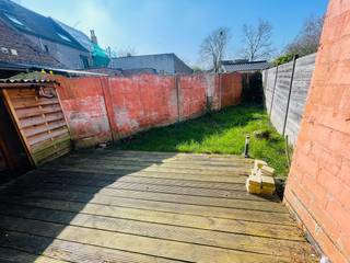 Assebroek, leuk ENERGIEZUINIG gezellig  instapklaar woonhuis met 3 SLAAPKAMERS en tuintje<br />Omvat: Ruime lichtrijke living met PLANKENVLOEREN en open ingerichte keuken, uitgevend op tuintje met houten tuinberging.<br /> 1é Verd: overloop,  mooie slaapkamer, grote badkamer met ligbad en dubbele lavabo, plaats voor wasmachine en droogkast.<br /> Dakverdiping , 2 slaapkamers.<br />Centrale verwarming met nieuwe condensatiebrander( 2025) op aardgas, dubbel glas.