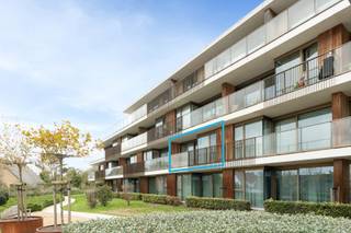 <p>Modern nieuwbouwappartement op de eerste verdieping van residentie 't Zout in Sint-Idesbald.</p>
<p>Inkomhal met ingemaakte vestiairekast, ruime woonkamer uitgevend op een aangenaam zonneterras met zicht op de tuin, ingerichte open keuken, grote slaapkamer, badkamer met inloopdouche en toilet, afzonderlijk toilet. Prachtige afwerking! Mogelijkheid tot aankoop garage.</p>
<p>Restaurant, fitnessruimte, buitenterras, sauna, fietslokaal.</p>
Verlaagd btw-tarief (12 %) en vrijstelling van onroerende voorheffing. Mooi huurrendement!