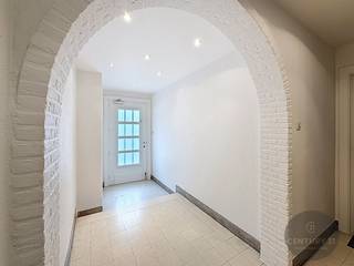 1 slaapkamer appartement – 59 m²<br />Residentie Caducee -1<br /><br />Dit eenvoudig en knus kelderappartement beschikt over één ruime slaapkamer en een aangenaam, ruim terras aan de achterzijde.<br /><br />Indeling: inkomhal, leefruimte, aparte keuken, één slaapkamer, berging en een douchekamer met toilet.<br /><br />Het appartement is functioneel en basic ingericht. Gelegen op korte afstand van de zee, vormt dit een praktische uitvalsbasis voor eigen gebruik of een interessante opportuniteit als investering met oog op verhuur.<br /><br />Vraag snel uw bezoek aan!