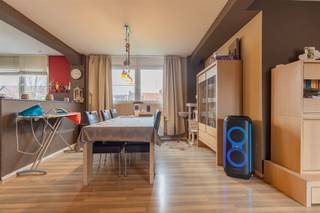 <p><span><span>Gelegen in </span><i><span><strong>Zwijndrecht</strong></span></i><span>, vlak bij Antwerpen maar toch buiten de drukte, bieden wij dit </span><i><span><strong>uitzonderlijk multifunctionele gebouw</strong></span></i><span> aan met tal van mogelijkheden. Dankzij de strategische ligging en vlotte bereikbaarheid is dit pand ideaal voor wie </span><i><span><u>wonen en werken</u></span></i><span> wil combineren of op zoek is naar een ruime professionele uitvalsbasis.</span></span></p><p><span><span>Aan de straatzijde bevindt zich een </span><i><span><u>riante duplexwoning</u></span></i><span> met een grote garage, wat zorgt voor comfortabel wonen met voldoende parkeermogelijkheden. Aansluitend vindt u een ruim </span><i><span><strong>magazijn-, opslagruimte of werkatelier</strong></span></i><span>, perfect geschikt voor </span><i><span><u>uiteenlopende activiteiten</u></span></i><span>. Boven het magazijn bevindt zich een </span><i><span><strong>extra dagverblijf of woongelegenheid</strong></span></i><span>, ideaal in te richten als bureel, vergaderruimte, archief of zelfs bijkomende woonunit.</span></span></p><p><span><span>Het geheel is gelegen op een perceel van</span><i><span><strong> 3a 4ca </strong></span></i><span>en beschikt over een bewoonbare oppervlakte van maar liefst 485 m². </span></span></p><p><span><span>Hoewel enige opfrissing wenselijk is, vormt het </span><i><span><strong>indrukwekkende volume </strong></span></i><span>hier de </span><i><span><strong>absolute troef</strong></span></i><span> en biedt het pand een waaier aan invullingen.</span></span></p><p><span><span><strong><u>Mogelijke activiteiten en invullingen:</u></strong></span></span></p><ul><li><span><span>Ideaal voor zelfstandigen zoals aannemers, schrijnwerkers, elektriciens of loodgieters die een atelier en opslagruimte nodig hebben in combinatie met woonst</span></span></li><li><span><span>Perfect als logistieke hub of stockageruimte voor e-commerce of kleine distributieactiviteiten</span></span></li><li><span><span>Geschikt voor creatieve beroepen zoals kunstenaars, fotografen of ontwerpers die nood hebben aan een atelier met woonmogelijkheid</span></span></li><li><span><span>Ideaal voor wie een combinatie zoekt van wonen, werken en opslag (bijvoorbeeld voor een webshop, fietsenherstelplaats, interieurzaak, etc.)</span></span></li></ul><p><span><span></span></span></p><p><span><span>Dit pand biedt een</span><i><span><strong> zeldzame combinatie</strong></span></i><span> van <u>ruimte, flexibiliteit en ligging</u>, en is een buitenkans voor wie op zoek is naar volume en </span><i><span><strong>wonen en werken</strong></span></i><span> optimaal wil integreren.</span></span></p><p><span><span>Maak uw afspraak voor een persoonlijke rondleiding en toelichting .</span></span></p><p><span><span><strong>T.</strong> </span><i><span>078 482000<strong> </strong></span></i><span><strong>| </strong>i</span><i><span>nfo@rented.be</span></i><span> <strong>| </strong>0475 658870</span></span></p><p><span><span></span></span></p>