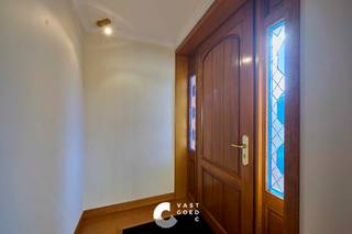 Mooi gelegen gezinswoning met werkhuis van 300 m² <br /><br />Wonen met ruimte voor grote plannen! Aan de Binnenstraat 11 in Hechtel vindt u deze woning met een indrukwekkend werkhuis van 300 m², op een perceel van 1.296 m². De woning wordt verwarmd op gas en het werkhuis met hete luchtblazers. Een mooie kans voor wie wonen wil combineren met ruimte voor hobby’s, opslag of een eigen werkplek. Het werkhuis bevat een Kelder met goederenlift, een zolder voor berging en 2 grote sectionaal poorten. <br /><br />De indeling is als volgt:<br /><br />WERKHUIS:<br /><br />KELDER<br />- Werkplaats voor machines <br />- Goederenlift <br /><br />GELIJKVLOERS: <br />- Grote werkruimte met hoge plafonds, installaties voor cv en elektra. <br />- Aparte garage links <br /><br />BERGZOLDER<br />- Berging<br /><br />WONING:<br /><br />GELIJKVLOERS:<br />- Inkom<br />- Woonkamer<br />- Keuken<br />- Hal<br />- Wasplaats<br />- Garage<br />- Badkamer<br />- Slaapkamers 1-2-3<br />- WC<br /><br />VERDIEPING:<br />- Grote open ruimtes (vroegere showroom)<br />- Toilet <br />- Bureel<br />- Berging<br /><br />Belangrijke troeven van deze woning:<br />+ Groot werkhuis met bouwvergunning<br />+ Verwarming op gas <br />+ Veel verschillende mogelijkheden <br />+ Direct bewoonbaar <br />+ Verstevigde inrit voor zwaar vervoer<br />+ woning heeft kruipkelder en kelder