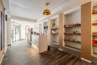 <p>Ben je op zoek naar een instapklaar handelspand met verschillende commerciële mogelijkheden op een topligging in het centrum van Aalst? Gevonden!</p>
<p>In het Krooncenter, midden in het verkeersvrije centrum van Aalst, bevindt zich dit veelzijdige handelspand van 144m². Het pand is bereikbaar via zowel de Korte Zoutstraat als de Kroonparking en grenst rechtstreeks aan een publieke parking met plaats voor 118 wagens. Ook de E40 bereik je binnen enkele minuten, waardoor het pand bijzonder vlot toegankelijk is voor klanten, medewerkers en leveranciers.</p>
<p>Het handelspand is volledig instapklaar en vereist geen renovatiewerken. Momenteel is het ingericht als schoonheidssalon, maar dankzij de ruime en flexibele indeling leent het zich eveneens uitstekend voor een praktijk, kantoor, opleidingsruimte of andere commerciële dienstverlening. Het pand beschikt over een gunstig EPC label en vier airco’s. Ook het bestaande klantenbestand van 600 personen kan kosteloos worden overgenomen. De aanwezige meubels en inrichting zijn bespreekbaar met de eigenaar.<br />Ook voor investeerders vormt dit een interessante opportuniteit dankzij de commerciële centrumligging, de uitstekende bereikbaarheid en de brede verhuurbaarheid voor uiteenlopende handels- en praktijkactiviteiten.</p>
<p>De inkom geeft toegang tot een ruime ontvangst- en wachtruimte met koffiehoek en kassazone. Verder zijn er verschillende, afzonderlijke behandelingsruimtes die ook perfect terug tot 1 ruimte kunnen worden gezet. Op de bovenverdieping beschikt het pand over een kitchenette, sanitair, een technische berging en bijkomende ruimtes.</p>