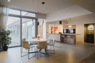In deze woning kan u genieten van heel wat lichtinval, prachtige grote ruimtes en vele kamers. Het huis bechikt over 5 slaapkamers, een...