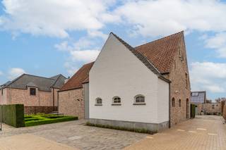 Deze stijlvolle, vrijstaande villa (bouwjaar 2005) is gelegen op een mooi perceel van 948 m² in een rustige, landelijke omgeving en combineert...