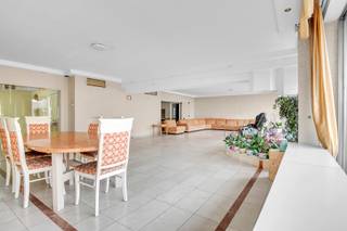 This apartment, which occupies the entire floor, offers an unparalleled sense of space. Located on the 6th floor at Belgiëlei 7 in Antwerp,...