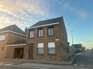 Uitstekend gelegen hoekwoning met verzorgde tuin, pal in het centrum van Merkem.De woning bestaat uit:Gelijkvloers: Inkomhal - gastentoilet - ruime...