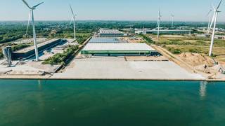 Genk Zuid is een moderne en duurzame logistieke site met meer dan 30.000 m² magazijnruimte, verdeeld over twee units. De locatie ligt strategisch nabij België, Nederland en Duitsland, met directe verbindingen via weg, water, spoor en negen luchthavens in de buurt. Het gebouw is BREEAM-gecertificeerd, volledig gasloos en uitgerust met zonnepanelen en laadpunten voor elektrische voertuigen.<br /><br />Magazijn Unit 2 : 16.200m²<br /><br /><span>Kenmerken</span> :<br /><br />
<ul>
<li><span>Vrije hoogte</span><span><span>12,20m</span></span></li>
<li><span>Laadkades </span><span><span>29</span></span></li>
<li><span>Gelijkvloerse poorten</span><span><span>1 per unit</span></span></li>
<li><span>Sprinkler</span></li>
<li><span>Zonnepanelen</span></li>
<li>Meer dan 30.000 m² aan magazijnoppervlakte,<span> </span><i>opdeelbaar in 16.200 m² (unit 1) en 13.600 m² (unit 2)</i></li>
<li>BREEAM-certificaat</li>
<li>Gasloze verwarming</li>
<li>Kantoren aan de voorkant</li>
<li>Ruime mezzanineruimte</li>
<li>Uitgebreide truck en wagenparking met oplaadpunten</li>
<li>Waterdoorlatende parking en groenzone</li>
<li>14 – 15 laadkades</li>
<li>1 gelijkvloerse poort per unit</li>
</ul>