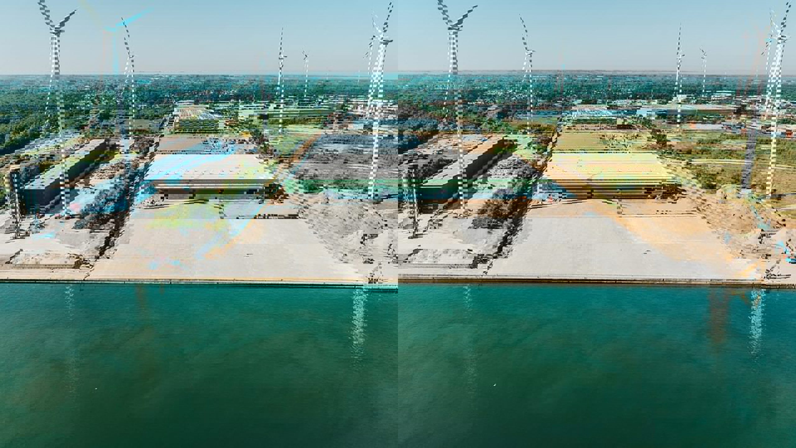 Genk Zuid : logistiek 16.200 m² met mezzanine, kantoren en laadkades - foto 2