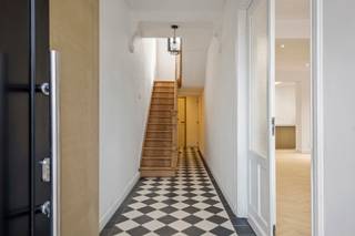 <p>Volledig gerenoveerde halfopen bebouwing in Leke – instapklaar, energiezuinig en verrassend ruim<br />In het rustige en charmante Leke vind je deze volledig gerenoveerde halfopen bebouwing die uitblinkt in comfort, stijl en energiezuinigheid. Een ideale thuis voor wie houdt van modern wonen met een vleugje gezelligheid.<br /><br />Indeling & troeven<br />Ruime, lichtrijke woonkamer met open keuken — een uitnodigende leefruimte waar koken, tafelen en ontspannen naadloos in elkaar overvloeien.<br /><br />Moderne open keuken, volledig vernieuwd en uitgerust, perfect voor wie graag kookt en geniet.<br /><br />Drie volwaardige slaapkamers, ideaal voor een gezin, thuiswerk of logees.<br /><br />Twee stijlvolle badkamers, praktisch en hedendaags ingericht.<br /><br />Handige berging, ideaal voor wasruimte, voorraad of extra opbergruimte.<br /><br />Gezellig terras met tuintje, perfect om buiten te eten, te ontspannen of een groene toets toe te voegen.<br /><br />Energiezuinig, waardoor je niet alleen comfortabel woont maar ook slim investeert in de toekomst.<br /><br />Waarom deze woning?<br />Deze woning combineert moderne afwerking, praktische ruimtes en een aangename ligging. Dankzij de recente renovatie geniet je van een instapklare thuis zonder zorgen. Het terras en tuintje maken het plaatje compleet voor wie houdt van buitenleven in alle rust.<br /><br />De prijs betreft een richtprijs, elk bod boven of onder deze prijs wordt voorgelegd aan de eigenaar. <br /><br />Voor verdere info of een bezoek : contacteer Bruno 0496 234126 of bruno.vanthuyne@acasa.immo</p>