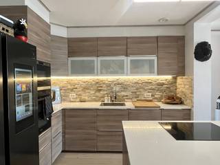 Instapklare woning te koop in Kuurne<br /><br />Ontdek deze instapklare en energiezuinige woning in een rustige buurt van Kuurne.<br /><br />Bij het betreden van de woning kom je binnen in een ruime inkomhal met ingemaakte kasten. Aan de linkerkant bevindt zich een praktische wasruimte, waar ook de technische installaties zijn ondergebracht. Aan de rechterkant tref je de volledig uitgeruste badkamer met een inloopdouche, dubbele lavabo en een bad. Er is ook een afzonderlijk gastentoilet aanwezig.<br /><br />Verder kom je in de open en lichtrijke leefruimte, die overgaat in de moderne keuken met kookeiland. Vanuit de leefruimte heb je een mooi zicht op de diepe tuin. Aansluitend aan de leefruimte is er een aparte bureauruimte, ideaal voor thuiswerk of hobby.<br /><br />Op de eerste verdieping bevinden zich twee slaapkamers.<br /><br />Buiten geniet je van een ruime tuin met een tuinhuis achteraan, perfect voor opslag of als extra buitenruimte.<br /><br />PLUSPUNTEN:<br />+ zonnepanelen + batterij<br />+ voldoende privacy<br />+ verschillende merktoestellen en degelijke kwaliteitsmaterialen