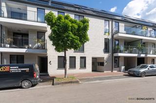Op wandelafstand van het centrum van Genk bevindt zich dit verzorgd en energiezuinig gelijkvloersappartement. Dankzij de praktische indeling,...