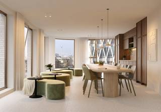 <p>The Tide is een uniek herontwikkelingsproject in het bruisende centrum van Antwerpen, recht tegenover de AP Hogeschool Campus Noordplaats. Het project omvat 130 studentenkamers, 10 residentiële studio’s, een commerciële plint en 48 ondergrondse parkeerplaatsen. Voor studenten is The Tide de ideale uitvalsbasis: de verschillende campussen van de Universiteit Antwerpen en de AP Hogeschool liggen in de onmiddellijke nabijheid, net als alle noodzakelijke voorzieningen op het vlak van cultuur, horeca en sociale activiteiten. Zo kunnen studenten volop genieten van alles wat deze levendige stad te bieden heeft.</p>
<p>Het nieuwe gebouw bestaat uit een commercieel gelijkvloers, gevolgd door 130 high-end studenten-kamers, verdeeld over meerdere verdiepingen. Elke kamer is voorzien van een private sanitaire cel. Op elke verdieping is er een gemeenschappelijke leefruimte met keuken, ontworpen als aangename ontmoetingsplek voor de studenten. De studentenkamers variëren in oppervlakte van 19 m<span>2</span> tot 31 m<span>2</span>, met een gemiddelde van 22 m<span>2</span>.</p>
<p>De kamers werden volledig ontworpen door Caroline De Cuyper, zodat ze niet alleen praktisch maar ook stijlvol en huiselijk aanvoelen. Dit project wordt volledig instapklaar opgeleverd, inclusief maatmeubilair, verlichting, gordijnen en geschilderde muren. Het verplichte afwerkingspakket garandeert een zorgeloze oplevering waarbij alles tot in de puntjes is afgewerkt. De look & feel combineert een eigentijdse en high-end uit-straling met een urban, hip karakter – stijlvol, modern en klaar om meteen in gebruik te nemen.</p>