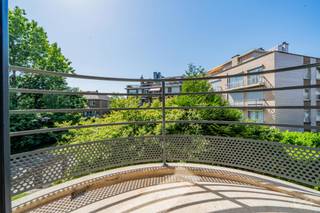 Informatie & bezichtigingen: dries.v@weinvest.be | 02 315 77 22<br />We Invest presenteert dit prachtige appartement met 1 slaapkamer van 68 m² (PEB-oppervlakte), in uitstekende staat en direct bewoonbaar. Gelegen aan de Rue Henri Huybreghts 4, op de 2e verdieping aan de achterzijde van een gebouw uit de jaren 2000 met lift, biedt het een rustige en groene woonomgeving, op slechts een steenworp afstand van het Parc de la Jeunesse en het Bois de Dieleghem. De winkels op de Place Miroir en het openbaar vervoer (tram 9, 19, bus) liggen vlakbij.<br />Optimale indeling zonder verspilde ruimte!<br />Woonruimte: Lichte woon-/eetkamer die uitkomt op een recent gerenoveerde, volledig uitgeruste keuken (oven, fornuis, afzuigkap en koelkast/vaatwasser – allemaal nieuw sinds mei 2026, nooit gebruikt).<br />Buiten: Halfovaal balkon op het westen, perfect voor de late namiddagzon.<br />Slaapkamers & voorzieningen: Slaapkamer van ca. 14,5 m², badkamer, apart toilet en hal.<br />Belangrijkste technische kenmerken:<br />Gerenoveerd in maart 2026: Volledig opnieuw geschilderd (3 lagen), afwerking en algehele opfrisbeurt.<br />Uitstekende EPC C: Energieverbruik van 131 kWh/(m²/jaar). Voldoet nu al aan de Brusselse doelstellingen voor 2045!<br />Goed onderhouden appartementsgebouw: nieuwe collectieve gascondensatieketel (2024), optimaal beheer.<br />Elektriciteit: recent elektriciteitspaneel, kleine aanpassingen te verwachten.<br />Extra's: fietsenstalling, versterkte deur, video-intercom.<br />Neem contact met ons op voor een bezichtiging! Bekijk al onze exclusieve aanbiedingen op WWW.WEINVEST.BE.