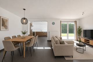 Op zoek naar een <strong>ruime instapklare gezinswoning</strong> op een rustige, maar centrale locatie? Deze verzorgde woning in Liedekerke is gelegen in een <strong>rustige eenrichtingsstraat</strong>, terwijl winkels – scholen - openbaar vervoer en andere voorzieningen zich op korte afstand bevinden. Via de <strong>ruime inkomhal met gastentoilet en praktische maatkasten</strong> betreedt u de gezellige leefruimte, waar grote raampartijen zorgen voor veel lichtinval en een aangenaam zicht op de tuin. De <strong>open keuken</strong> is volledig uitgerust en biedt alle comfort. De <strong>stijlvolle badkamer</strong> beschikt over een inloopdouche - ligbad en dubbele lavabo. <br /><br />Verder beschikt de woning over een <strong>ruime inpandige garage</strong> met aansluitend een <strong>praktische berging</strong>. Buiten geniet u van een zonnige - <strong>onderhoudsvriendelijke tuin zonder inkijk</strong>, waar privacy en rust centraal staan. <span>De aangekochte terrastegels zijn bovendien inbegrepen in de verkoop (foto terras ter illustratie)</span>. Op de eerste verdieping bevinden zich <strong>vier volwaardige slaapkamers</strong>, ideaal voor een gezin of voor wie extra ruimte wenst voor een bureau of hobbykamer. <strong>De zolder biedt bijkomende opslagmogelijkheden</strong>. <br /><br />Extra troeven:<br />- Vernieuwde verwarmingsintallatie 2020<br />- Centrale verwarming aardgas<br />- Rolluiken<br />- Geen renovatieverplichting<br />- Asbestveilig<br />-..<br /><br />Kortom een ideale gezinswoning die ruimte, comfort en een uitstekende ligging perfect combineert. Zeker een bezoek waard! Aarzel niet om contact op te nemen via info@localsvastgoed.be of via 054 23 53 83 voor meer informatie of een bezoek!