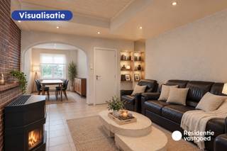 Midden in het historische centrum van Brugge, bevindt zich deze rijwoning met twee ruime slaapkamers en een stadskoer. Dankzij de centrale ligging, op wandelafstand van winkels, horeca en andere voorzieningen, is dit een interessante opportuniteit voor jonge starters of investeerders.<br />Op het gelijkvloers bevinden zich een inkomhal, een leefruimte met voorkamer, een keuken, een afzonderlijk toilet en een badkamer met ligbad. Aansluitend is er een stadskoer met bergruimte.<br />De eerste verdieping telt momenteel twee ruime slaapkamers. Een grote troef is de mogelijkheid om deze verdieping volledig open te maken en opnieuw in te delen naar eigen smaak en wensen. De woning biedt heel wat renovatiepotentieel en is momenteel verhuurd. De ramen zijn voorzien van HR-beglazing (°2012).<br />Op zoek naar een renovatieproject op een topligging in Brugge? Contacteer ons voor een bezoek!<br />Renovatieverplichting van toepassing (EPC-label F). <br />De vermelde prijs is een richtprijs. Elk bod hoger of lager dan de vermelde prijs wordt overgemaakt aan de eigenaar die zich het recht voorbehoudt om dit al dan niet te aanvaarden.