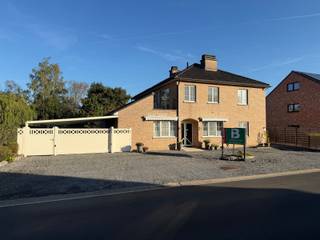 Zeer ruime woning met eventuele handelsruimte (of kangoeroewoning) op 18a 02ca te Balen.<br /><br />Bestaande op de gelijkvloerse verdieping uit: een handelsgedeelte van +/-200m² met momenteel grote professionele keuken en o.a. koelcel, bureel, vestiaire, sanitair, veranda/terras en mooie tuin.<br /><br />De verdieping is in gebruik als woonst en bestaat uit: leefruimte met aansluitend terras, ingerichte keuken, nachthal, wasplaats/berging, apart toilet, 3 slaapkamers en badkamer met douche, lavabo en wastafel.<br /><br />Beide delen hebben een aparte inkom, het gebouw is volledig onderkeldert (+/- 200m²).<br /><br />Verder is er voldoende parkeergelegenheid voor en rondom het pand voor clienteel en beschikt het over 2 carports en een extra garage, dit alles afgesloten door 2 automatische poorten.<br /><br />Deze volledig instapklare handelswoning kan worden aangewend voor verschillende activiteiten en biedt een ruime werk- en woonplek op een schitterende locatie.<br /><br />Contacteer ons kantoor voor meer info of een bezoek ter plaatse via 0472/533.946 of mail info@immo-b.be!