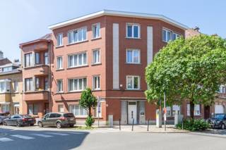 Een ideaal gelegen appartement oa. 1slaapkamer + bureau, een terras en kelder. Gelegen op 7 min wandelen van het station.Elektrische installatie 100%...