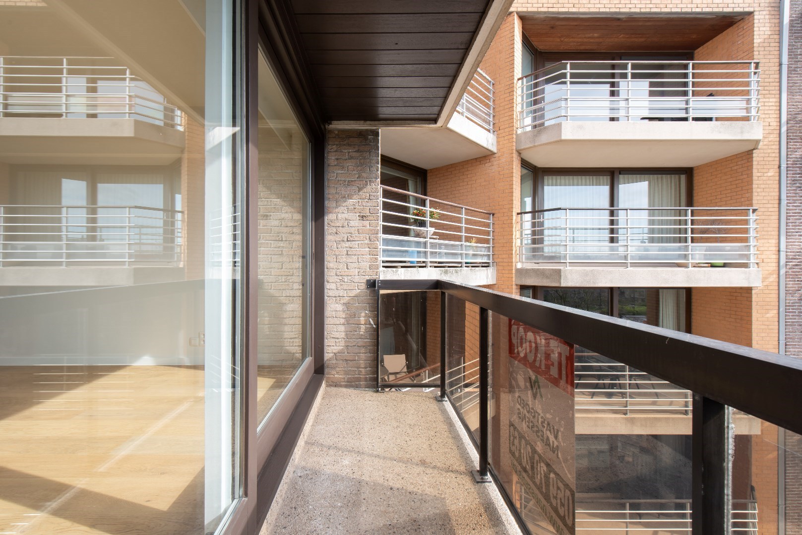 Appartement de 2 chambres luxueusement rénové avec vue sur le vert. - photo 4