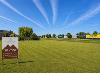 Droomt u van een moderne nieuwbouwwoning met een ruime tuin, maar ziet u op tegen de lange vergunningsprocedures? Dan is deze bouwgrond in de...