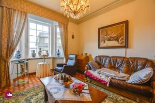 <p><span>Te renoveren woning met polyvalente ruimte op toplocatie in Zemst</span></p><p><span> </span></p><p><span>Deze goed onderhouden woning, gelegen op een uitstekende locatie in Zemst, bied tal van mogelijkheden voor wie op zoek is naar een renovatieproject met potentieel. Met een ruime atelierruimte, meerdere garages, een brede oprit en een aanpalende weide vormt deze woning de ideale basis om volledig naar eigen smaak en wens in de richten. </span></p><p><span> </span></p><p><span>Via de inkomhal, met toegang tot de kelder, kom je in de leefruimte met zit- &amp; eetgedeelte. Aansluitend kan je de praktische keuken en de badkamer terugvinden. Naast het hoofdgebouw bevindt zich een zeer ruim bijgebouw dat perfect kan ingericht worden als extra leefruimte, met bijkomende slaapkamers of als atelier/praktijkruimte. Tal van mogelijkheden dus! </span></p><p><span> </span></p><p><span>Op de eerste verdieping bevinden zich 2 volwaardige slaapkamers. De tweede verdieping beschikt over een ruime zolderkamer die kan ingericht worden als extra slaapkamer of hobbyruimte.</span></p><p><span> </span></p><p><span>Een absolute troef is de tuin met aangrenzende weide, ideaal voor wie graag buiten vertoeft of dieren wil houden.</span></p><p><span> </span></p><p><span>Dankzij de gunstige ligging en de vele renovatiemogelijkheden is dit een uitstekende opportuniteit voor wie op zoek is naar een interessant project met veel toekomstperspectief.</span></p><p><span> </span></p><p><span>Is dit waar je op zoek naar bent? Plan dan zeker een bezoek in voor deze woning en ontdek zelf de mogelijkheden!</span></p><p><span> </span></p><p><span>015 20 36 00 - info@domoxim.be</span></p><p><span> </span></p><p><span>domoXim. Waar dromen thuis komen!</span></p><p><span> </span></p><p><span>Benieuwd naar de waarde van je </span><span>eigen</span><span> woning? Wij geven je graag advies.</span></p><p><span> </span></p><p><span>Dit pand is onderworpen aan de renovatieverplichting van de Vlaamse overheid voor residentiële gebouwen (behoudens bij sloop binnen 6 jaar na de aankoop). Consulteer voor meer informatie de website van het Vlaams Energie- en Klimaatagentschap via https://www.vlaanderen.be/een-huis-of-appartement-kopen/renovatieverplichting-voor-residentiele-gebouwen</span></p>