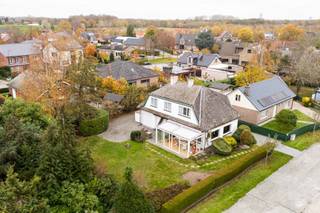 <p><strong>TE KOOP IN DE PINTE<br /><br />Gelegen nabij de belangrijkste invalswegen en op korte afstand van het centrum van De Pinte, vinden we deze charmante retro-villa met tal van authentieke elementen.</strong><br />De woning ademt karakter uit en vormt de perfecte basis voor wie houdt van een stijlvolle opfrisbeurt of renovatieproject.</p>
<p>De indeling is als volgt:</p>
<ul>
<li>
<p>Ruime inkomhal met toegang tot de lichtrijke living</p>
</li>
<li>
<p>Gezellige leefruimte met open haard op hout</p>
</li>
<li>
<p>Aparte en geïnstalleerde keuken</p>
</li>
<li>
<p>Nachthal met apart toilet</p>
</li>
<li>
<p>Praktische kelder</p>
</li>
<li>
<p>Op de eerste verdieping bevinden zich 4 slaapkamers</p>
</li>
<li>
<p>Badkamer met ligbad en twee retro wastafels</p>
</li>
<li>
<p>Aanpalend aan de living bevindt zich een veranda</p>
</li>
<li>
<p>Daarnaast is er een garage</p>
</li>
</ul>
<p>Extra troef: <strong>er bestaat de mogelijkheid om de aanpalende bouwgrond aan te kopen.</strong><br />Ideaal voor wie naast ouders of kinderen wil wonen, of voor wie een kantoor-/praktijkruimte dicht bij huis wenst.</p>
<p><strong>Bezoek mogelijk na afspraak met:</strong><br />Simon Coens<br />📧 simon@cornelis-partners.be<span></span><br />📞 0478/206.774<br />Of via de website van Cornelis &amp; Partners.</p>