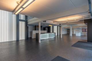 <p>Aan de Goirleweg 5 in Poppel bieden wij een lichte en representatieve showroom/winkelruimte van ca. 210 m² te huur aan. Deze ruimte is ideaal voor ondernemingen die een professionele uitstraling willen combineren met een praktische en goed bereikbare werkplek.</p>
<p>De showroom bevindt zich op het gelijkvloers en is voorzien van veel lichtinval, nette toonbanken, ingebouwde kasten en een sierfontein bij de ingang. Er is ruimte voor een koffiecorner en een archiefruimte en het geheel is uitgerust met een alarmesysteem en een loopdeur.</p>
<p><strong>Kenmerken showroom (gedeelte):</strong><br />- Totale oppervlakte: ca. 210 m²<br />- Plafondhoogte: ca. 2,80 m<br />- Ruimte voor koffiecorner en archief<br />- Toonbanken, ingebouwde kasten en sierfontein<br />- Loopdeur en voorzien van alarmsysteem<br /><br />Dit deel van de showroom kan apart gehuurd worden, maar is ook optioneel te huur samen met de drie kantoorruimtes (ca. 105 m²), waardoor een volledig bedrijfscomplex beschikbaar is.</p>
<p><strong>Buitenruimte:</strong><br />- Garagepoort aan de zijkant (hoogte 2,20 m – breedte 3,06 m)<br />- Verschillende parkeerplaatsen op eigen terrein, extra openbare parkeergelegenheid<br />- Terrein volledig omheind</p>
<p><strong>Ligging en bereikbaarheid:</strong><br />Uitstekend bereikbaar nabij A58 (Breda - Tilburg) en E34 (Antwerpen - Eindhoven). Tilburg ligt op ca. 10 minuten rijden, Turnhout op ca. 20 minuten. Ideaal bereikbaar vanuit Nederland en België.</p>
<p>Deze unit biedt een flexibele en goed bereikbare showroom voor bedrijven die een kleinere, representatieve ruimte zoeken, met de mogelijkheid tot uitbreiding binnen hetzelfde pand.<br /><br />Huurprijs is excl. servicekosten, onroerende voorheffing, verwekering en verbruikskosten (water, gas en elektra).</p>
<p>Voor meer informatie of het plannen van een bezichtiging kunt u contact met ons opnemen via: +32 (0) 14 65 03 79 of mail naar info@verlouwvastgoed.be.</p>