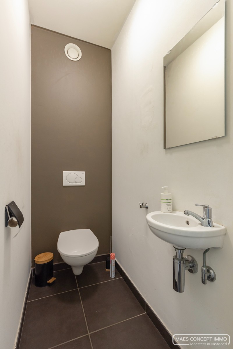Investeringsopportuniteit - 2 verhuurde handelspanden en appartement te koop in Waregem - photo 5